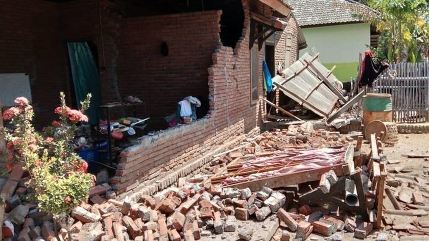 Βαρύς o «φόρος» αίματος από τον ισχυρό σεισμό 6,9 Ρίχτερ που συγκλόνισε την Ινδονησία (Pics)