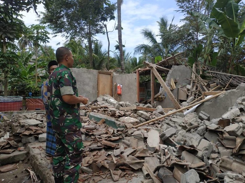 Βαρύς o «φόρος» αίματος από τον ισχυρό σεισμό 6,9 Ρίχτερ που συγκλόνισε την Ινδονησία (Pics)
