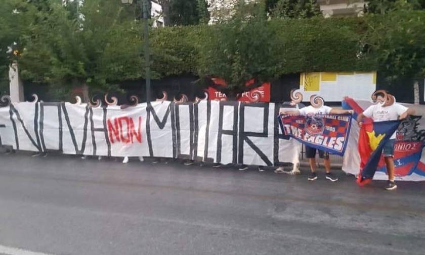 Φίλαθλοι Πανιωνίου με πανό στην ιταλική πρεσβεία: «Γένοβα μην τα παρατάς»