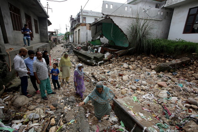 Τραγωδία στην Ινδία: 410 νεκροί από τις «πλημμύρες του αιώνα» και η βροχή συνεχίζεται (Pics+Vids)