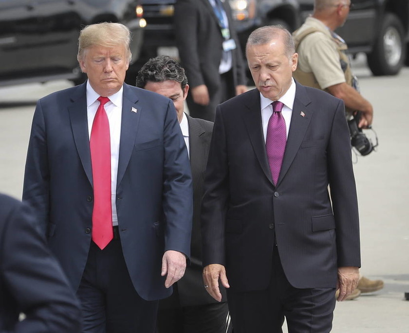 Ο άσσος στο μανίκι του Τραμπ: Πώς κρατάει στο χέρι τον Ερντογάν