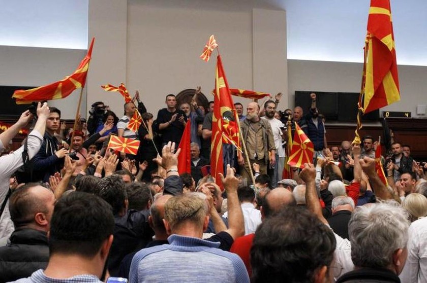 Σκόπια: Ξεκίνησε η δίκη για την εισβολή στη Βουλή και τον ξυλοδαρμό του Ζόραν Ζάεφ (Pics+Vids)