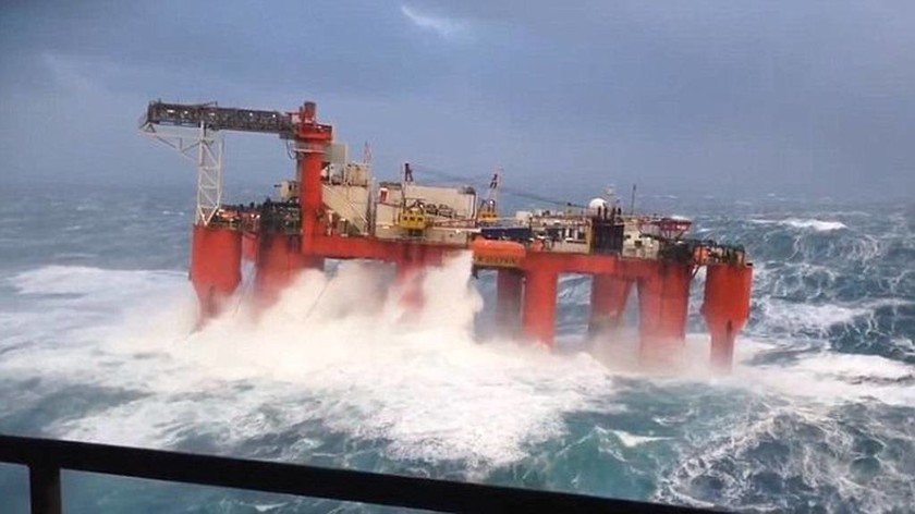 Εντυπωσιακό βίντεο: Τεράστια κύματα «καταπίνουν» πλατφόρα πετρελαίου 