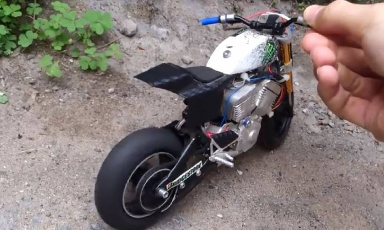 Έφτιαξε τη μοτοσικλέτα του σε μινιατούρα και το αποτέλεσμα είναι απίστευτο (vid)