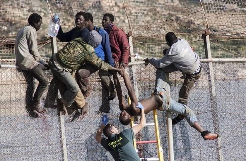 Απελάθηκαν οι 116 μετανάστες που εισέβαλαν στην Ισπανία πετώντας ακαθαρσίες, αίμα, ασβέστη και οξύ