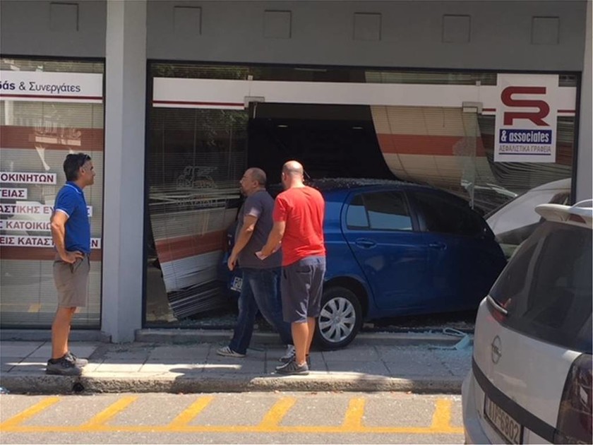 Αγρίνιο: Αυτοκίνητο έπεσε με ταχύτητα σε τζαμαρία ασφαλιστικού γραφείου