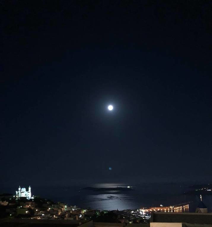 Έχει πανσέληνο απόψε… κι είναι ωραία! Μαγεύει το αυγουστιάτικο φεγγάρι (pics)