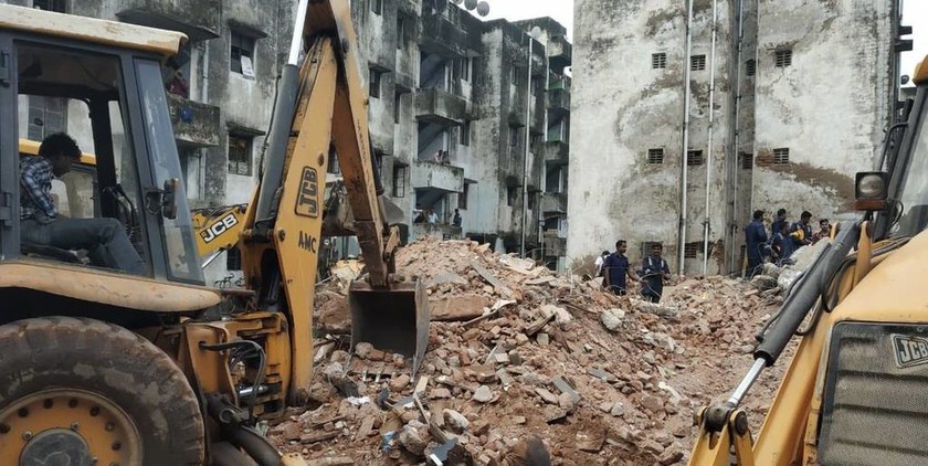 Ινδία: Αρκετοί εγκλωβισμένοι μετά από κατάρρευση τετραώροφου κτηρίου