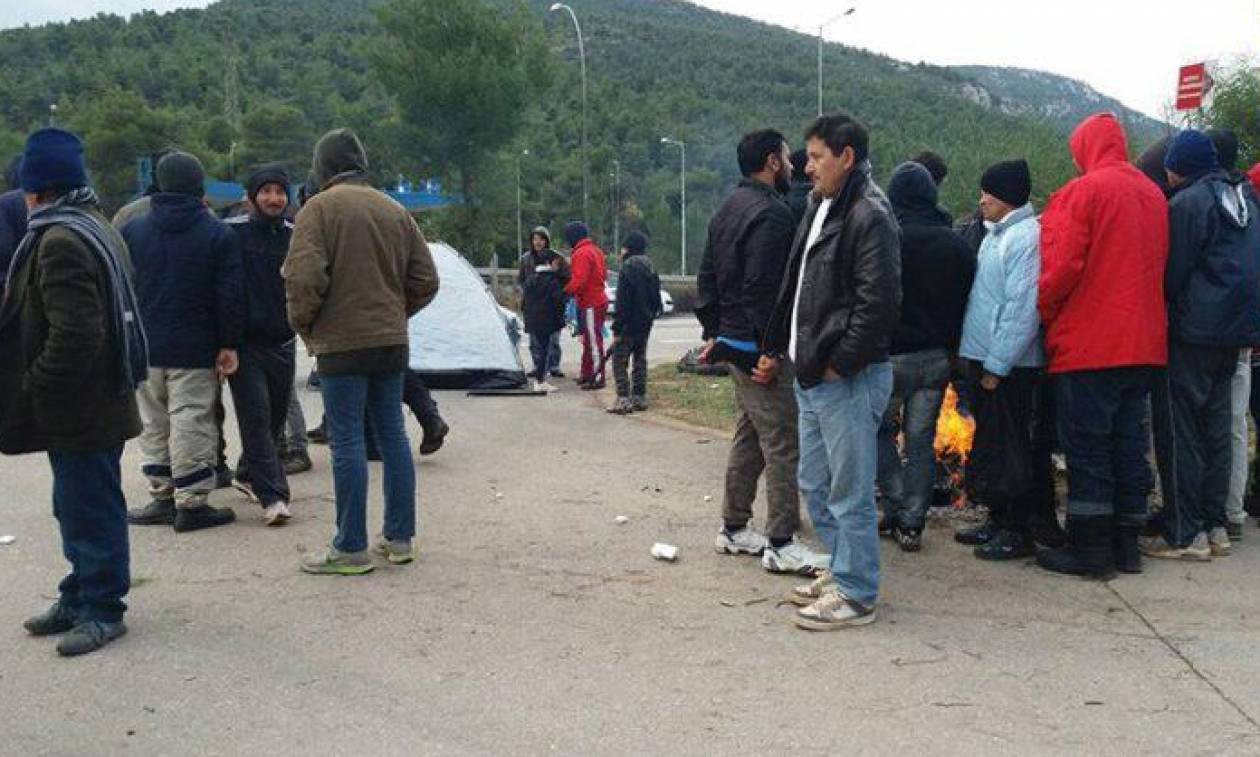 Κομμένη στα δύο η Αθηνών – Λαμίας: Μετανάστες «κατέλαβαν» το εθνικό οδικό δίκτυο
