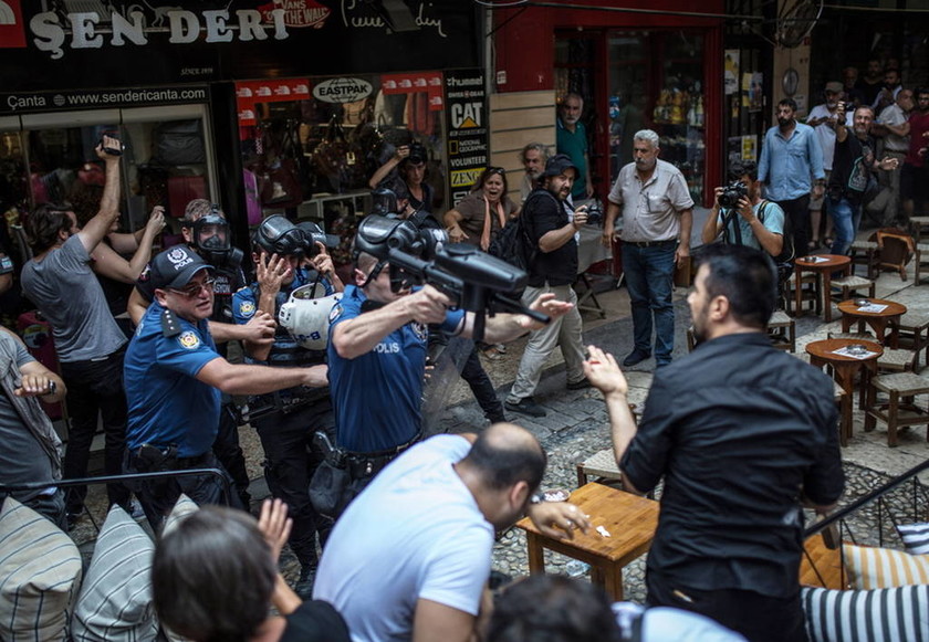 Χούντα Ερντογάν στην Τουρκία: Διέλυσε με ξύλο και δακρυγόνα τεράστια διαδήλωση για τους αγνοουμένους