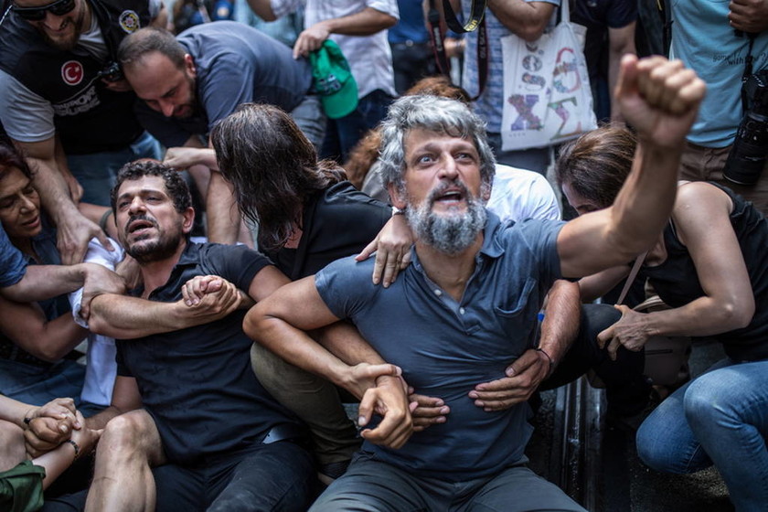 Χούντα Ερντογάν στην Τουρκία: Διέλυσε με ξύλο και δακρυγόνα τεράστια διαδήλωση για τους αγνοουμένους
