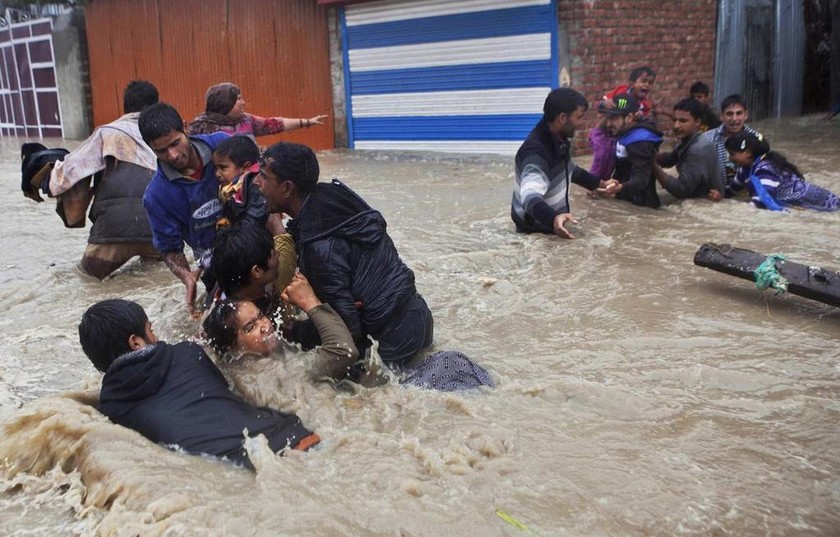 Τραγωδία στην Ινδία: 1,200 νεκροί από τις «πλημμύρες του αιώνα» και η βροχή συνεχίζεται (Pics+Vids)