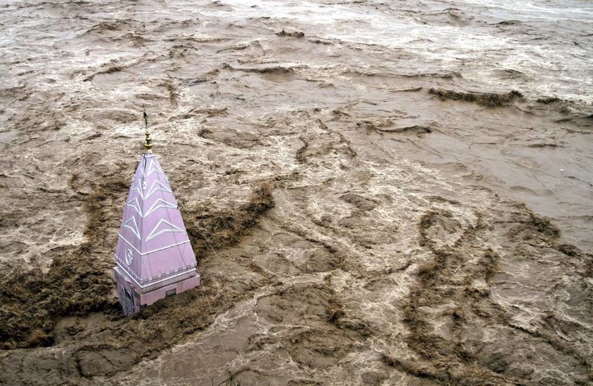 Τραγωδία στην Ινδία: 1,200 νεκροί από τις «πλημμύρες του αιώνα» και η βροχή συνεχίζεται (Pics+Vids)