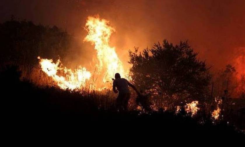 Φωτιά Εύβοια: Σε ύφεση με μικρές αναζωπυρώσεις η πυρκαγιά στην περιοχή Ροβιές (χάρτης)