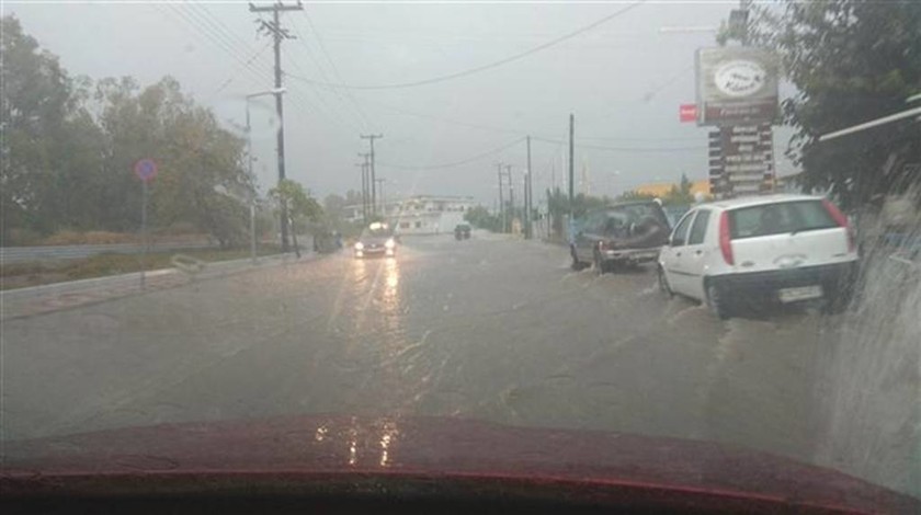 Καταιγίδα σάρωσε την Πάτρα: Πλημμύρες στην πόλη - Καραμπόλες με τραυματίες στην Ακτή Δυμαίων
