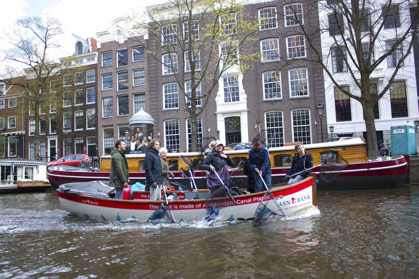 Άμστερνταμ: Τουρίστες πάνε για ψάρεμα...  πλαστικών απορριμμάτων
