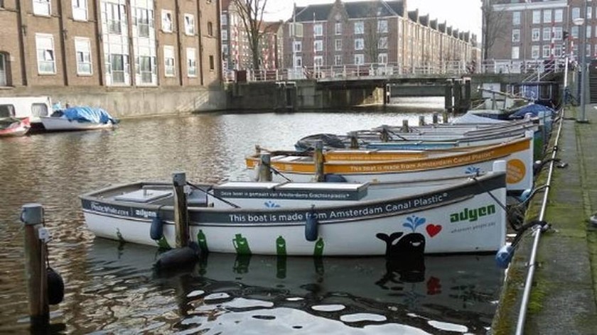 Άμστερνταμ: Τουρίστες πάνε για ψάρεμα...  πλαστικών απορριμμάτων