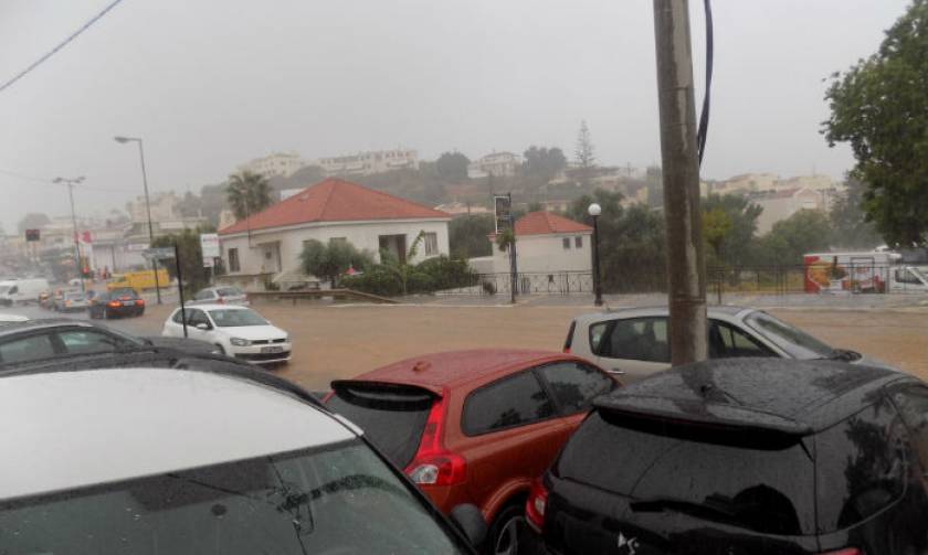 Κακοκαιρία: Προβλήματα από την βροχόπτωση στα Χανιά - Πλημμύρισαν σπίτια και καταστήματα (vid)