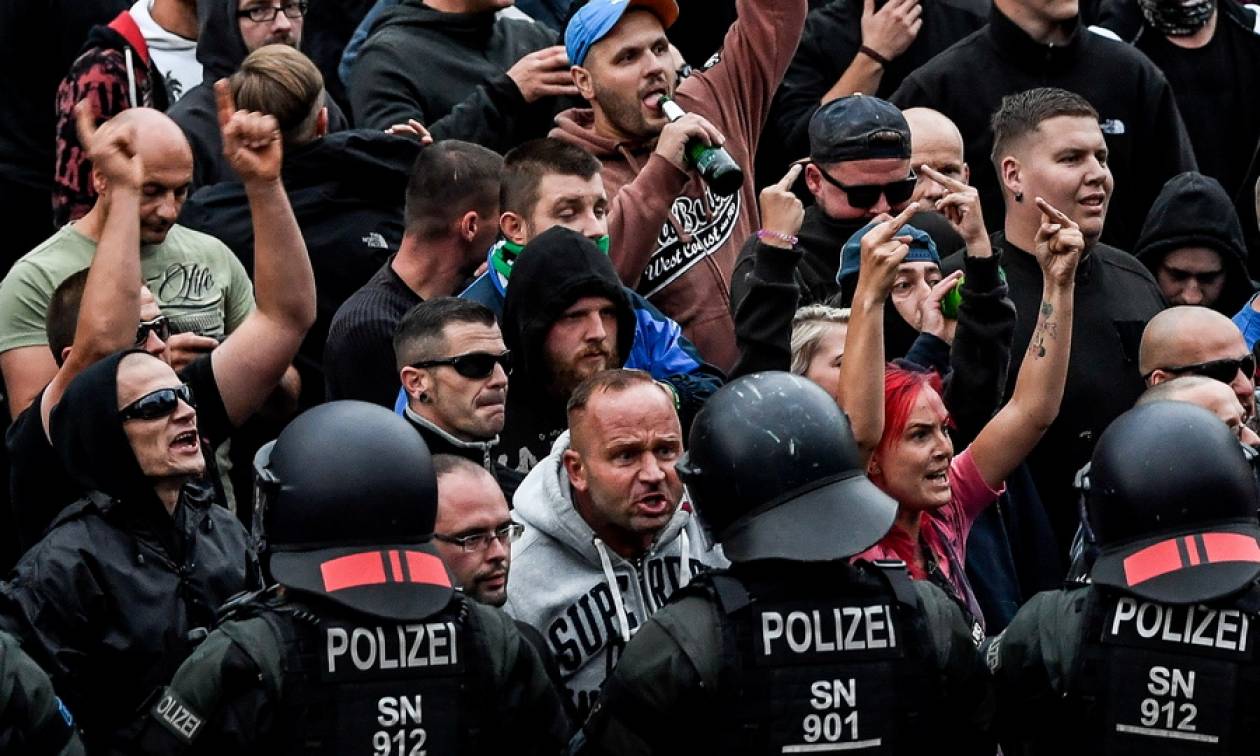 «Το μίσος στο δρόμο»: Πογκρόμ ακροδεξιών κατά μεταναστών στη Γερμανία (Pics+Vids)