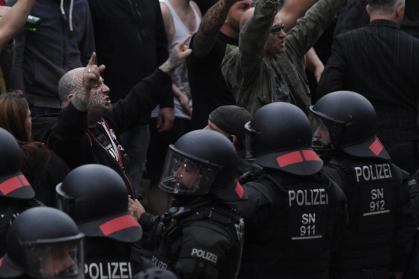 «Το μίσος στον δρόμο»: Πογκρόμ ακροδεξιών κατά μεταναστών στην Γερμανία (Pics+Vids)