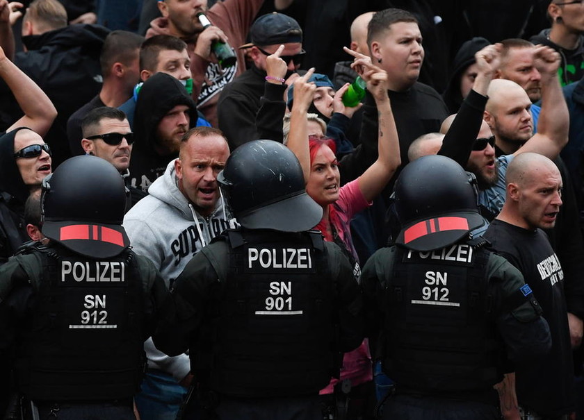 «Το μίσος στον δρόμο»: Πογκρόμ ακροδεξιών κατά μεταναστών στην Γερμανία (Pics+Vids)