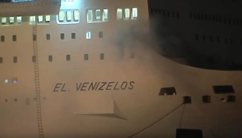 Φωτιά στο «Ελ. Βενιζέλος»: Τέλος στο θρίλερ - Έφθασε το πλοίο στο λιμάνι του Πειραιά