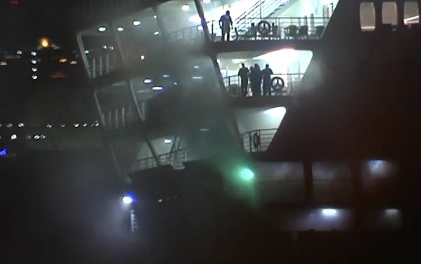 Φωτιά στο «Ελ. Βενιζέλος»: Τέλος στο θρίλερ - Έφθασε το πλοίο στο λιμάνι του Πειραιά
