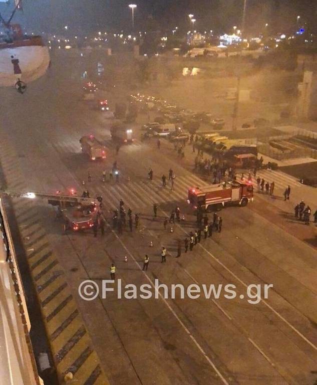 Φωτιά στο «Ελ. Βενιζέλος»: Με κλίμακα της πυροσβεστικής γίνεται η αποβίβαση των 875 επιβατών
