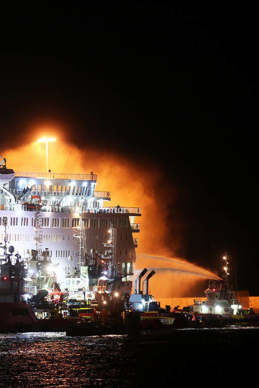 «Ελ. Βενιζέλος»: Σε εξέλιξη ακόμη η φωτιά - Έχει πάρει κλίση το πλοίο