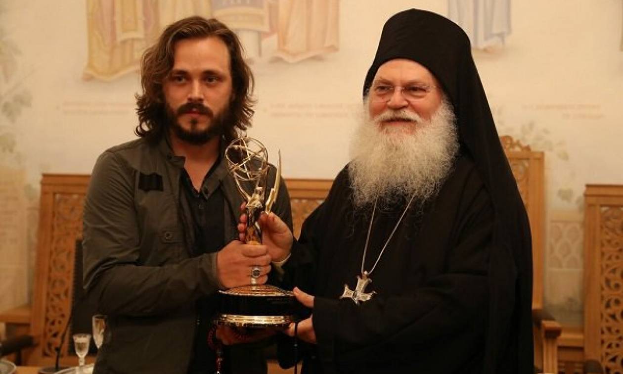 Σταρ του Χόλιγουντ συγκλόνισε το Άγιο Όρος  - Χάρισε το βραβείο EMMY στην Παναγία (pics&vid)