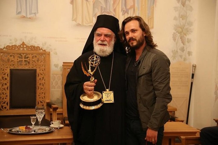 Σταρ του Χόλιγουντ συγκλόνισε το Άγιο Όρος  - Χάρισε το βραβείο ΕΜΜΥ στην Παναγία (pics&vid)