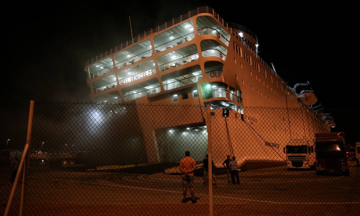 «Ελ. Βενιζέλος»: Συνεχίζεται η μάχη με τη φωτιά και τους καπνούς στο γκαράζ του πλοίου (pics)