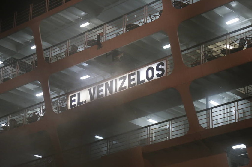 Φωτιά στο «Ελ. Βενιζέλος»: Συνεχίζεται η μάχη με τη φωτιά και τους καπνούς στο γκαράζ (pics)