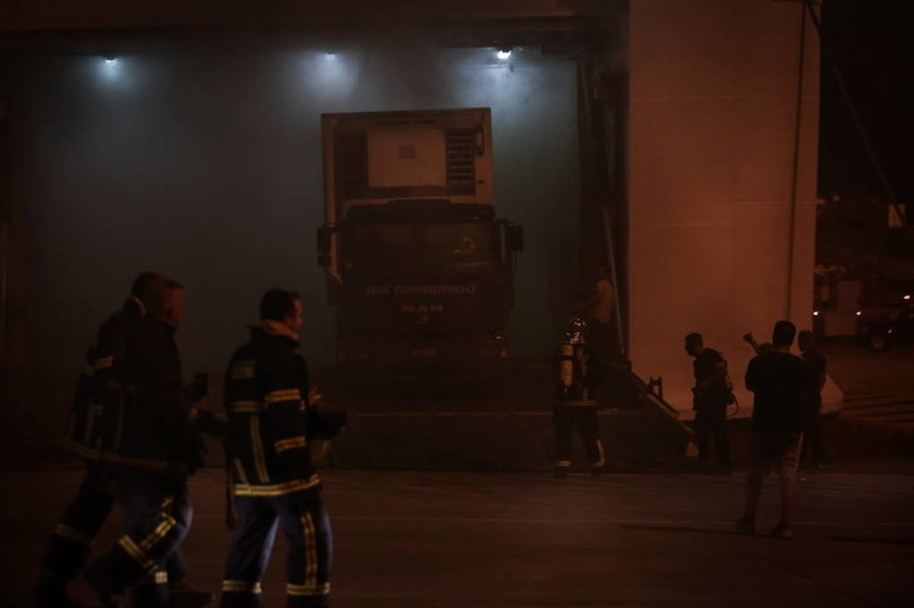 Φωτιά στο «Ελ. Βενιζέλος»: Συνεχίζεται η μάχη με τη φωτιά και τους καπνούς στο γκαράζ (pics)