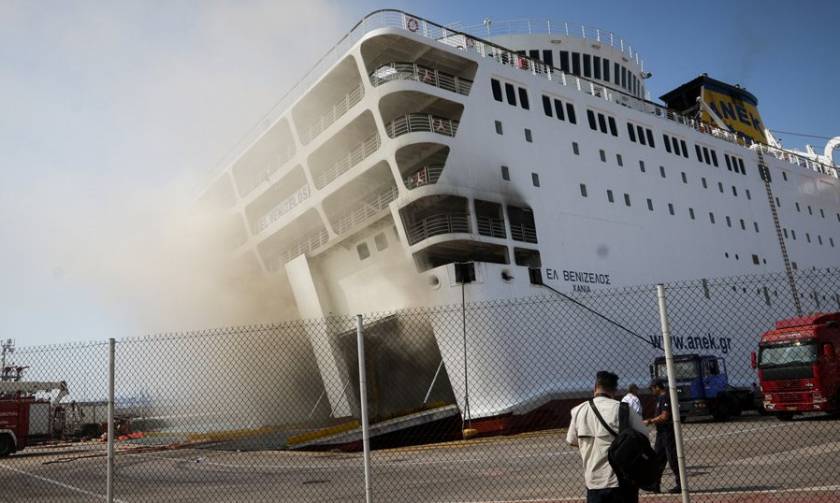 «Ελευθέριος Βενιζέλος»: Φλέγεται ακόμα το πλοίο – Συγκλονιστικά βίντεο μέσα από το γκαράζ