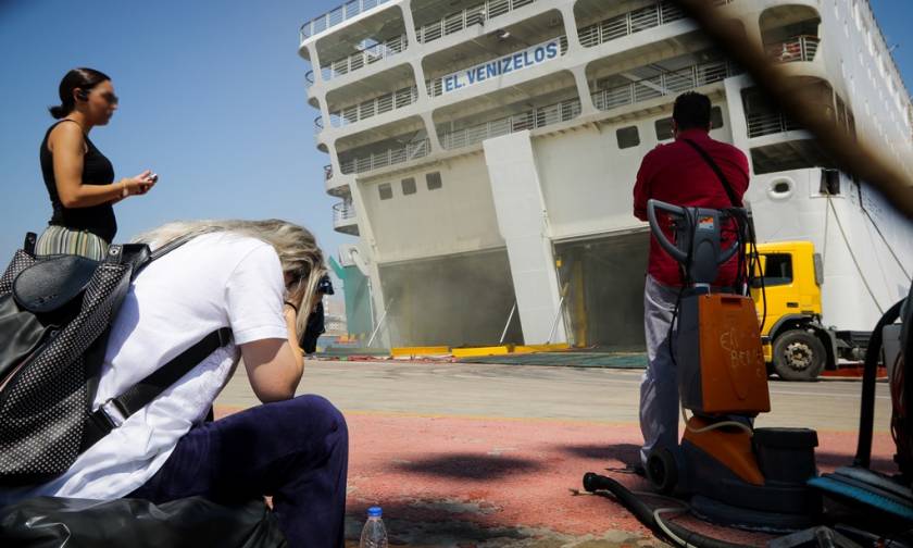 «Ελευθέριος Βενιζέλος»: Περιορίστηκε η φωτιά στο πλοίο – Άρχισαν να βγάζουν οχήματα
