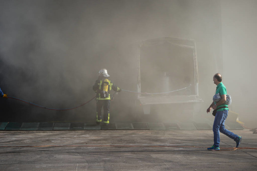 «Ελευθέριος Βενιζέλος»: Περιορίστηκε η φωτιά στο πλοίο – Άρχισαν να βγάζουν οχήματα