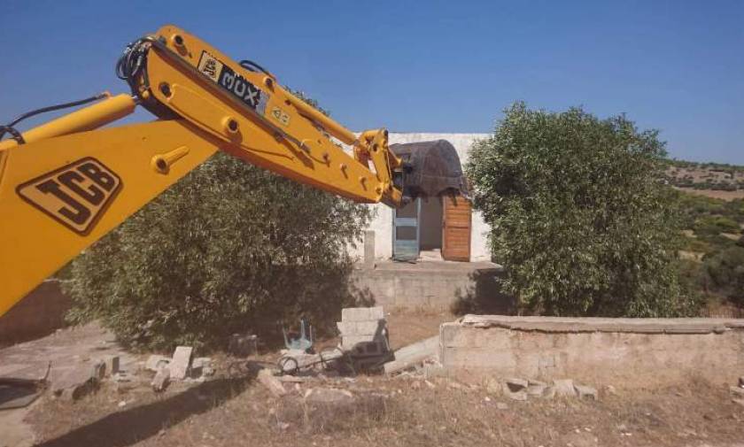 Αυθαίρετα: Ξεκίνησε η κατεδάφιση των πρώτων 22 κτισμάτων στην Αθηνών – Σουνίου (pics)