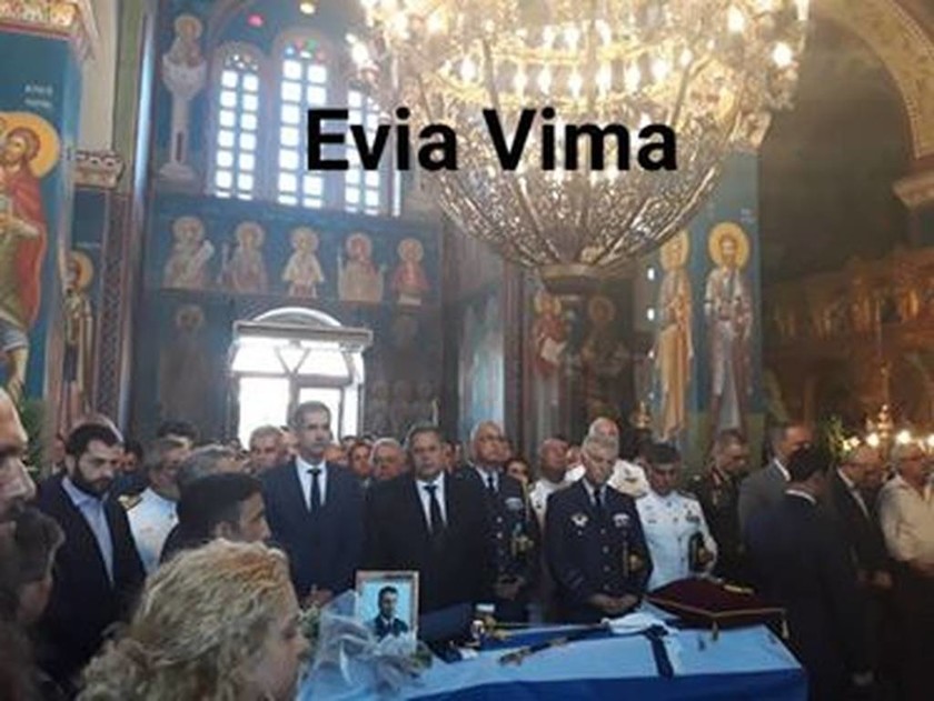 Βαρύ κλίμα πένθους στην κηδεία του Επισμηναγού Νικόλαου Βασιλείου στην Εύβοια