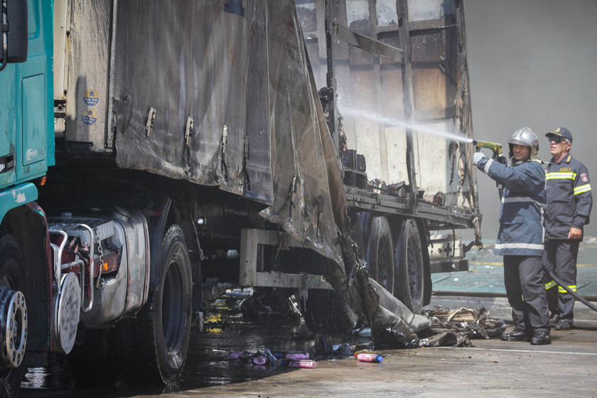 Εικόνες καταστροφής από το «Ελ. Βενιζέλος»: Καμένες νταλίκες και μαύρος καπνός