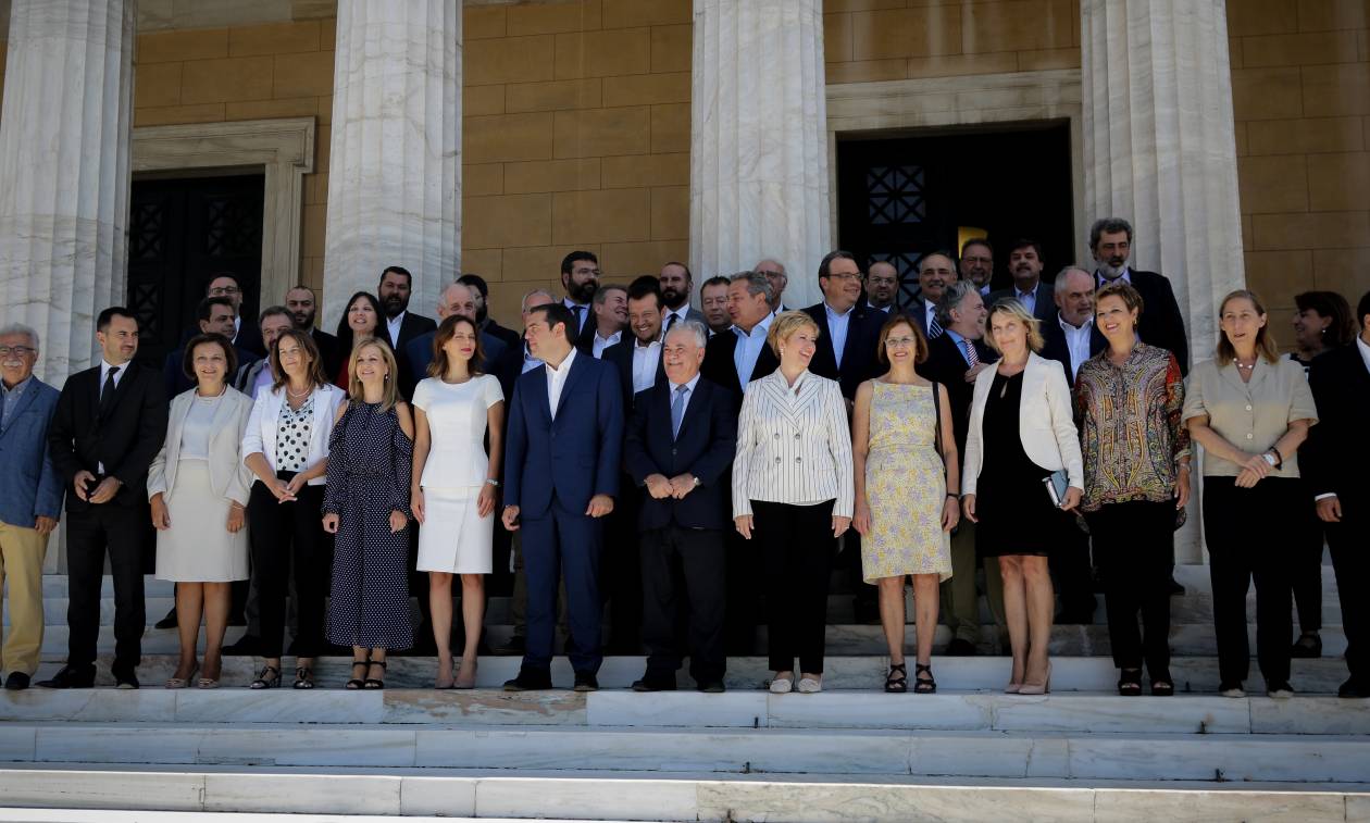 Γιατί λείπει από την οικογενειακή φωτογραφία του νέου υπουργικού η Νοτοπούλου;