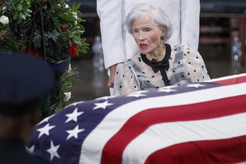 Τζον Μακέιν: Συντετριμμένη η 106 ετών μητέρα του γερουσιαστή στο τελευταίο «αντίο» (pics+vid)