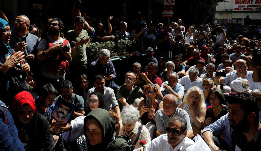 Χαμός στην Πόλη: Ο Ερντογάν έβαλε τεθωρακισμένα για να διαλύσουν τις «Μητέρες του Σαββάτου» (pics)