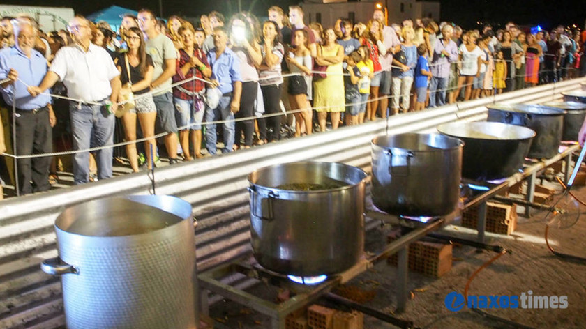 Ρεκόρ Γκίνες στη Νάξο: Τηγάνισαν 625 κιλά πατάτες! (pics+vid)