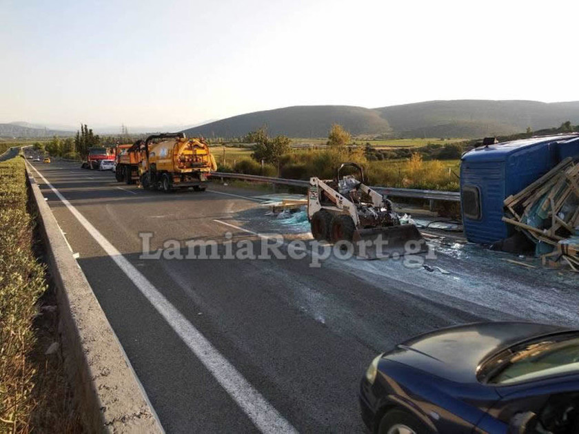 Σοκαριστικές εικόνες από το τροχαίο στην Αθηνών - Λαμίας: Απίστευτη ταλαιπωρία για τους οδηγούς