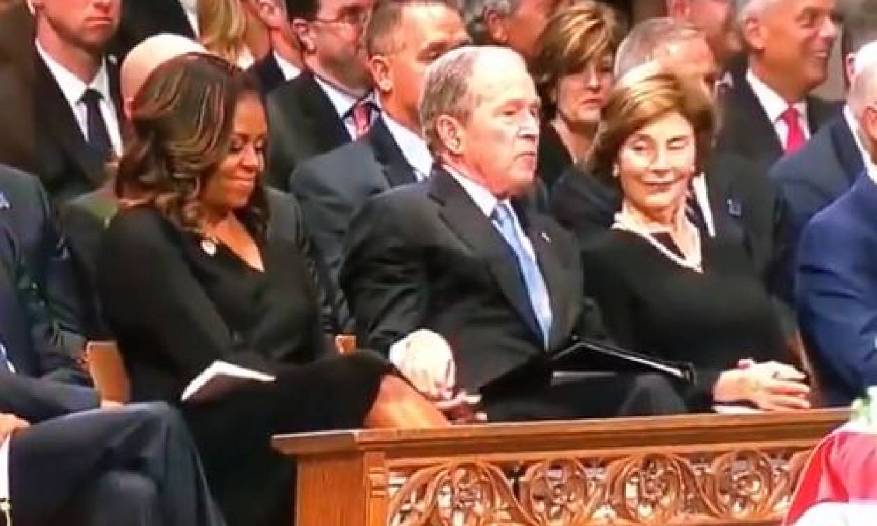 ΗΠΑ: Τι έδωσε κρυφά ο Μπους στη Μισέλ Ομπάμα στην κηδεία του Μακέιν (vid)