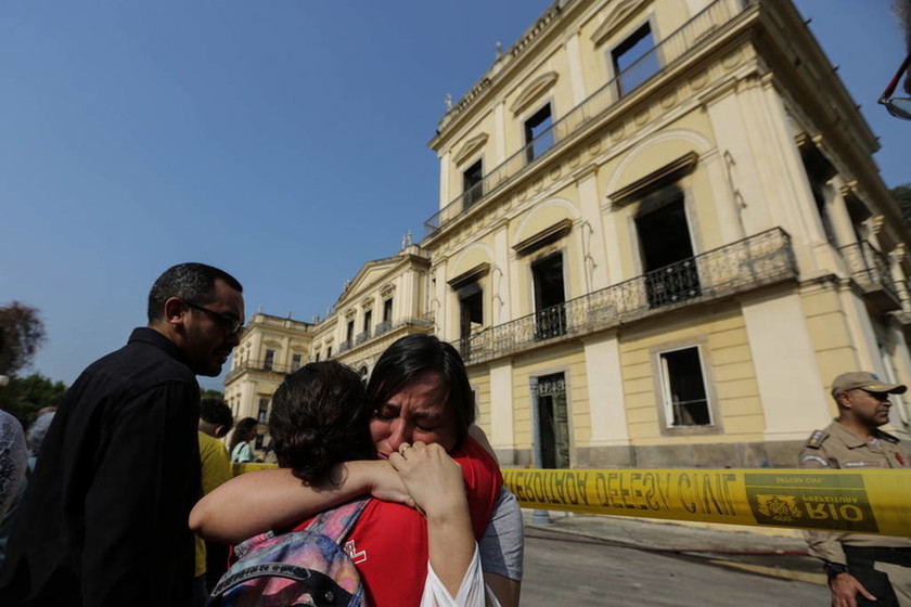 Βραζιλία: Oργή και ερωτηματικά μετά την ανυπολόγιστη καταστροφή στο Εθνικό Μουσείο (pics+vids)