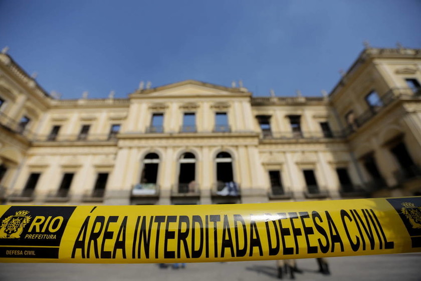 Βραζιλία: Oργή και ερωτηματικά μετά την ανυπολόγιστη καταστροφή στο Εθνικό Μουσείο (pics+vids)