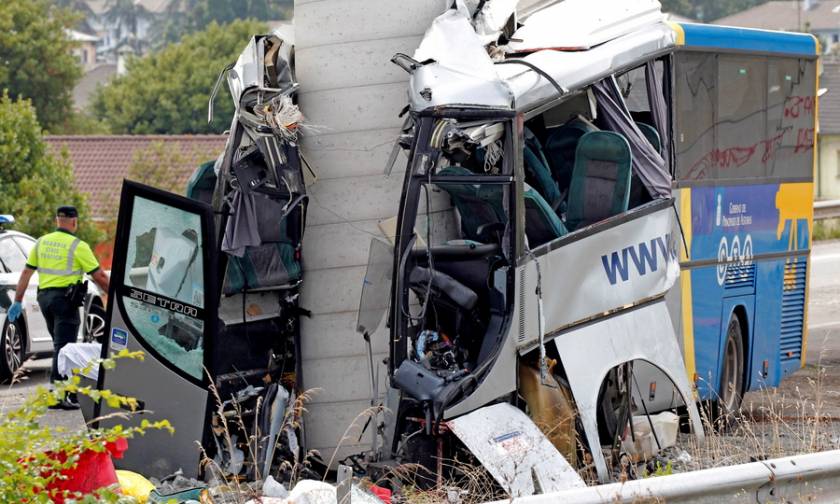 Φρικτό τροχαίο στην Ισπανία: Λεωφορείο καρφώθηκε σε τσιμεντένια κολόνα - Πέντε νεκροί (pics+vid)