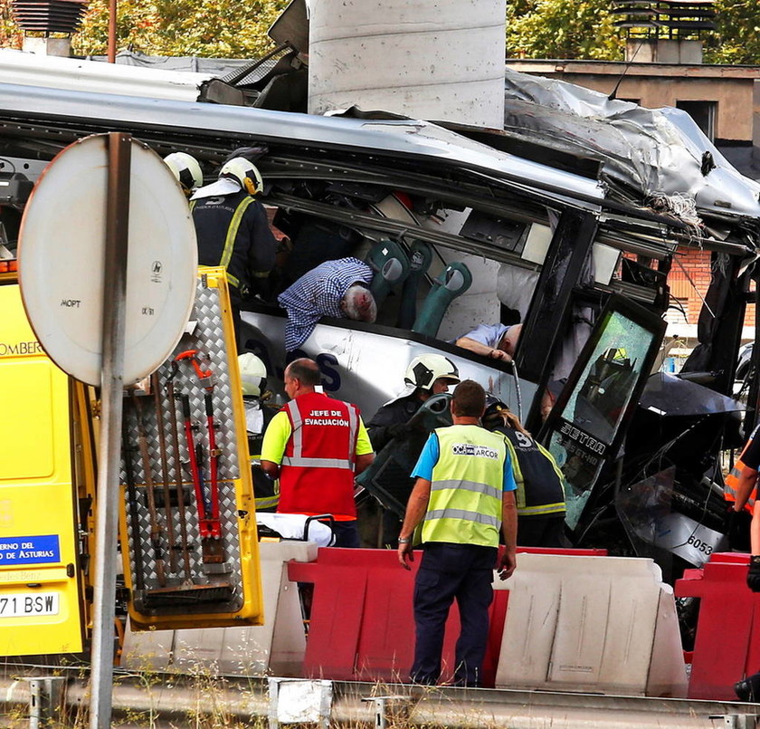 Φρικτό τροχαίο στην Ισπανία: Λεωφορείο καρφώθηκε σε τσιμεντένια κολόνα - Πέντε νεκροί (pics+vid)